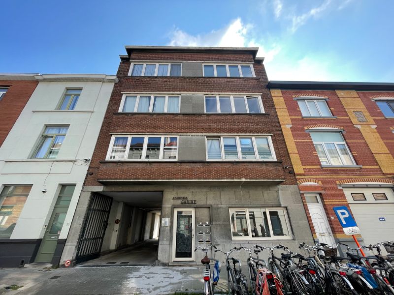 Volledig gerenoveerd gelijkvloers appartement met terras foto 1