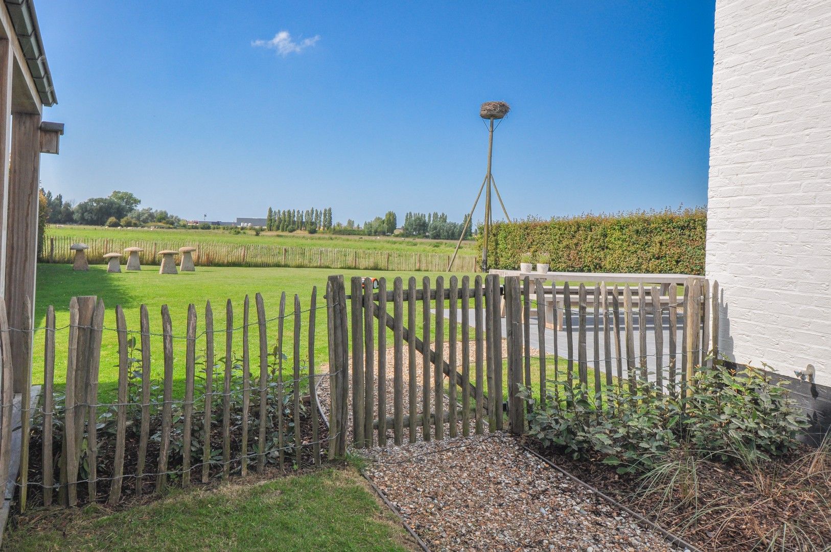 Prachtige, alleenstaande villa met zwembad genietend van adembenemend open zicht op de polders. foto 13