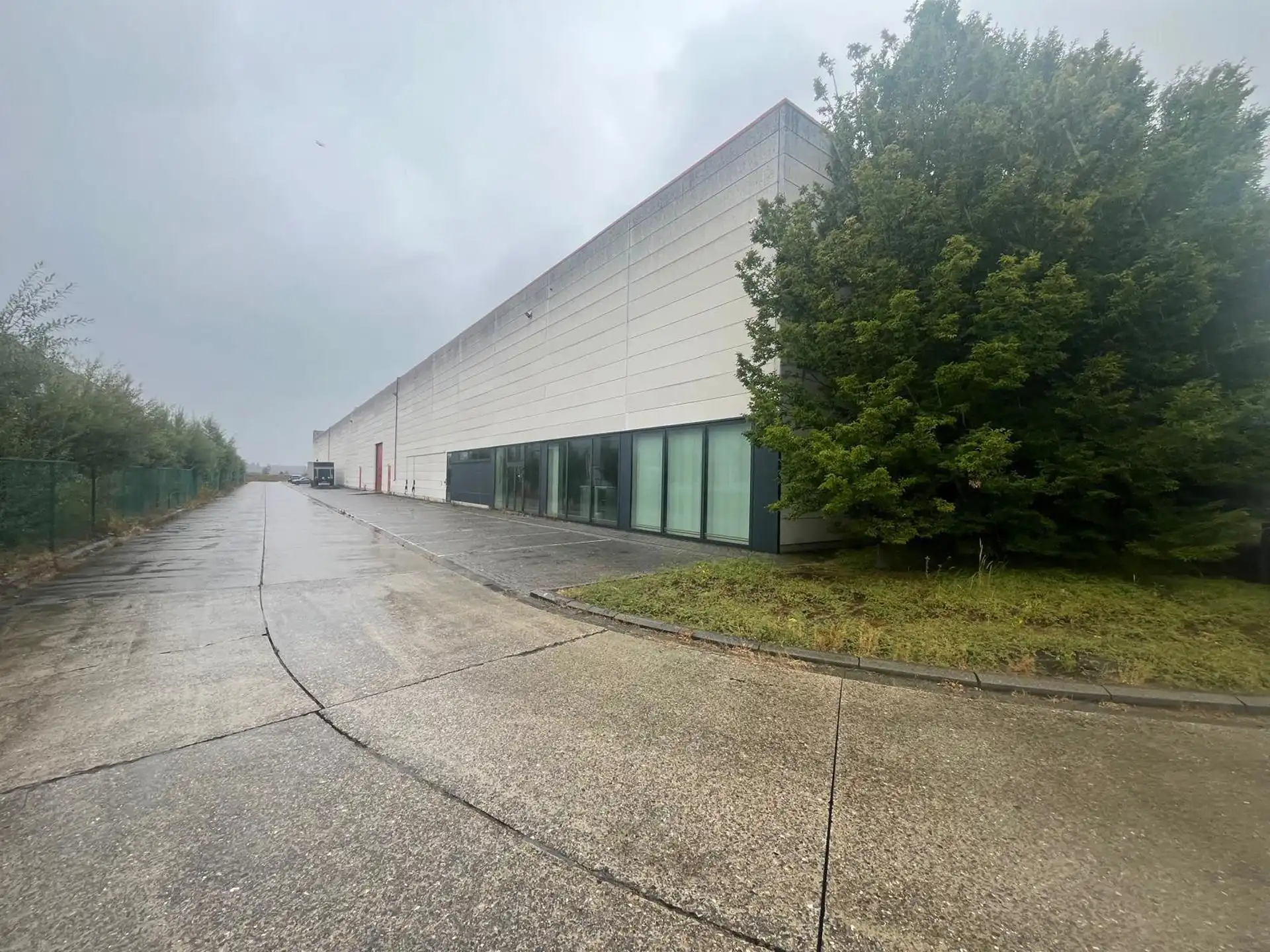 Mechelen: magazijn 4.320m² incl. modern kantoor 250m² foto 9