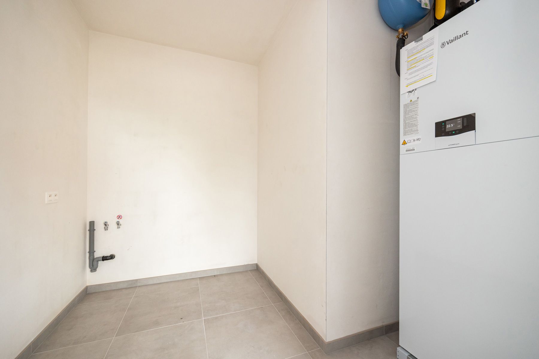 Halfopen woning met 3 slaapkamers en carport/fietsenberging op perceel van ca 320m² foto 7