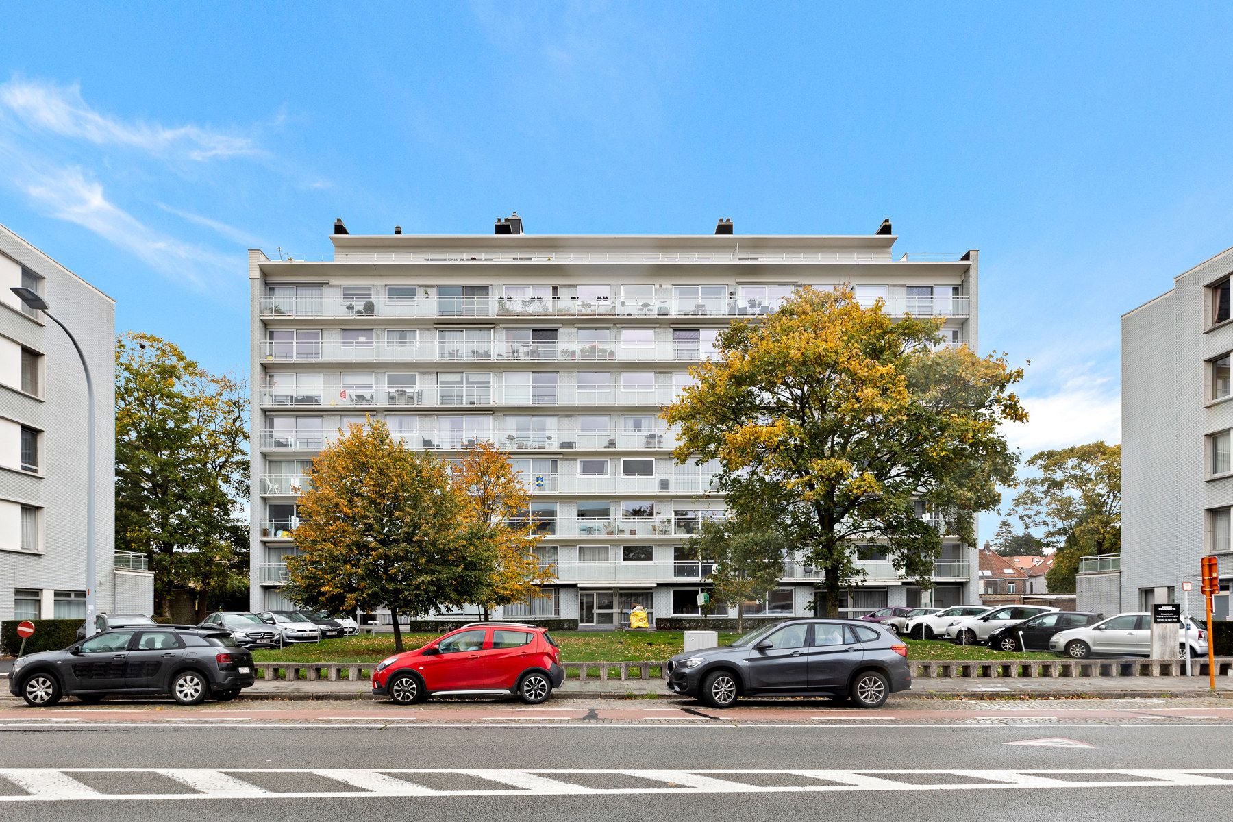 Ruim 2 slpk. zicht-appartement met garagebox foto 2