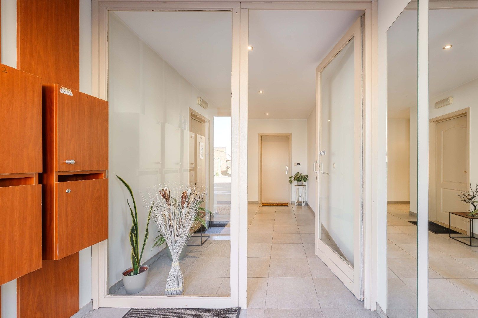 INSTAPKLAAR GELIJKVLOERS APPARTEMENT MET 2 SLPKS EN TERRAS foto 13