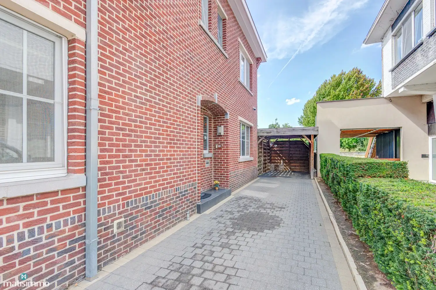 KARAKTERVOLLE EENGEZINSWONING MET 5 SLAAPKAMERS, GARAGE, CARPORT EN TUIN NABIJ HET CENTRUM VAN BILZEN foto 3