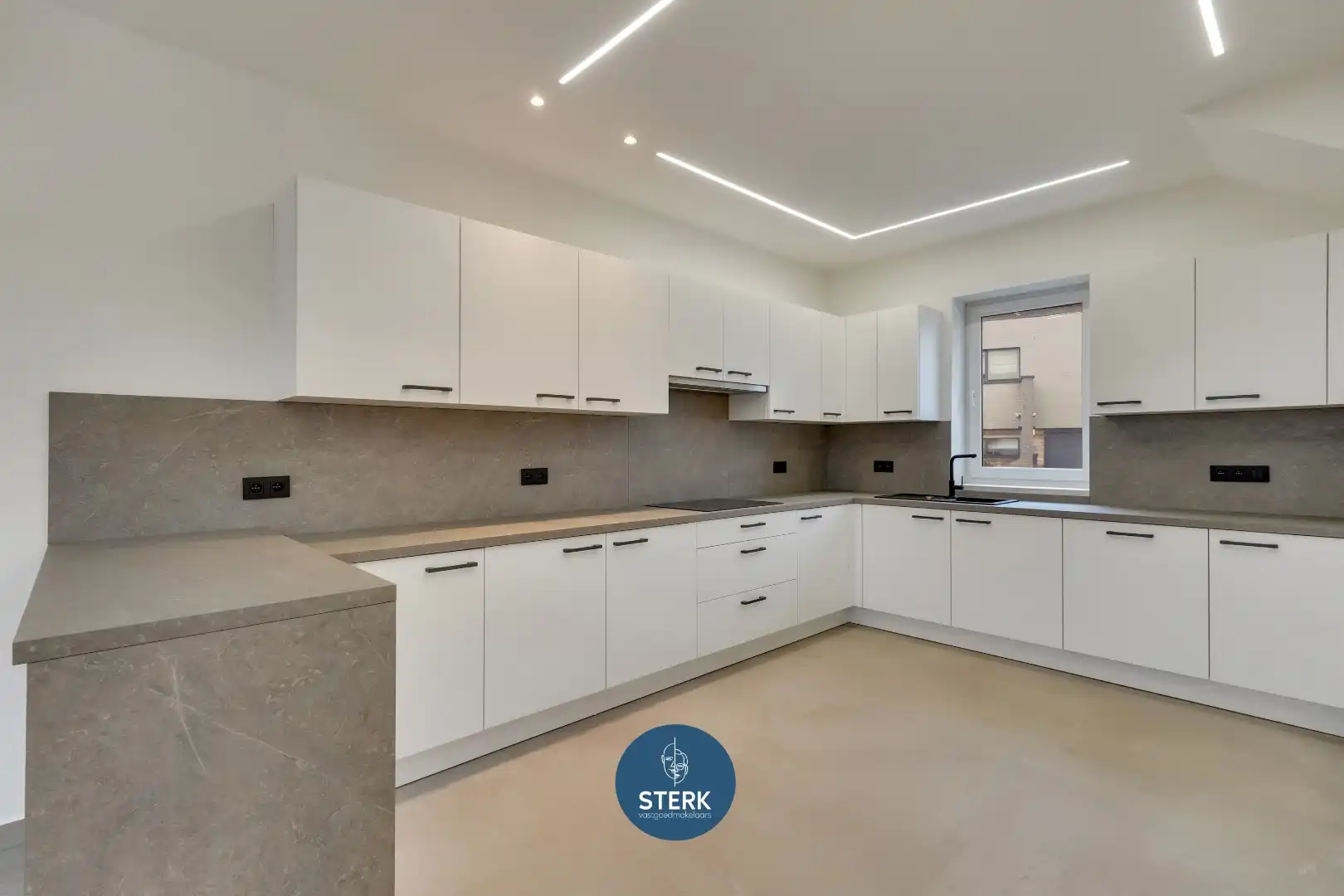 MODERN GERENOVEERDE GEZINSWONING MET 5 SLPKS + 2 BADKAMERS TE LANAKEN !  foto 11