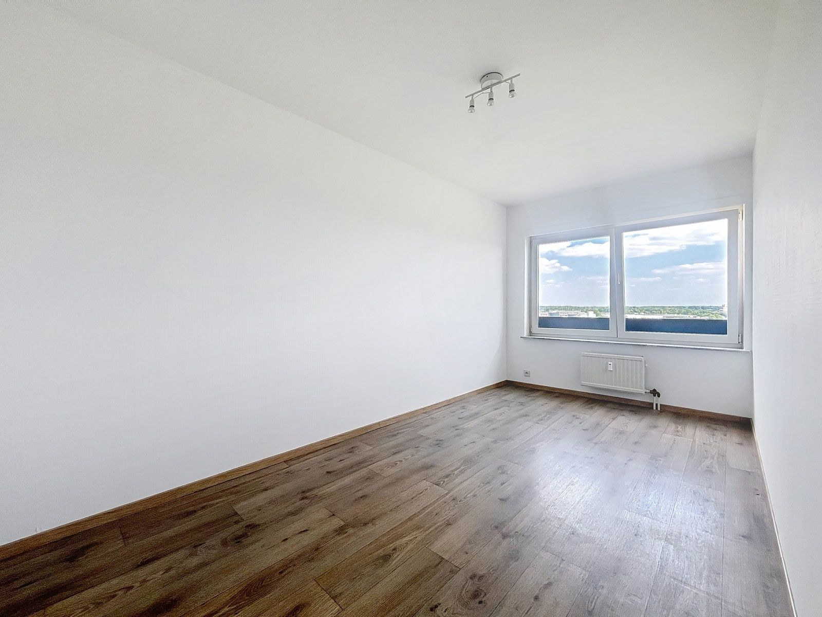 Vernieuwd app met 2 slpks en balkon foto 9