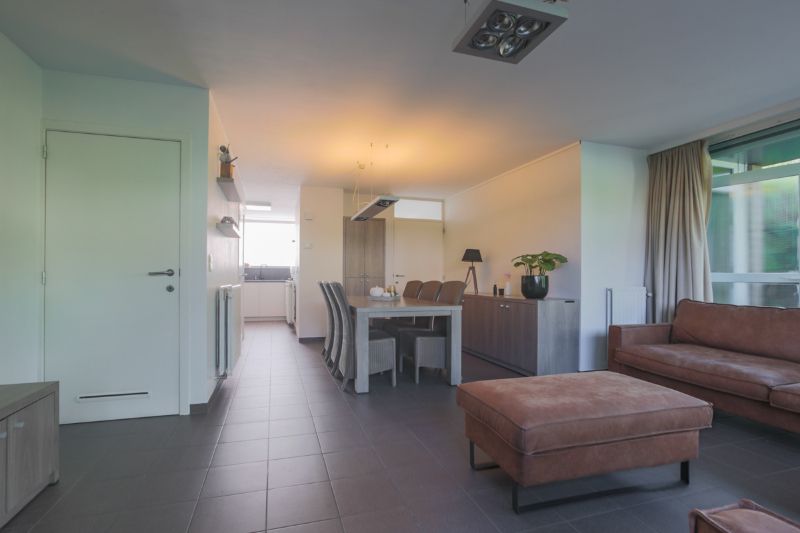 Rustig en toch centraal gelegen, instapklare,  halfopen woning met 4 slaapkamers, tuin en zeer ruime garage (energielabel B, elektriciteit goedgekeurd, zonnepanelen...) foto {{pictureIndex}}
