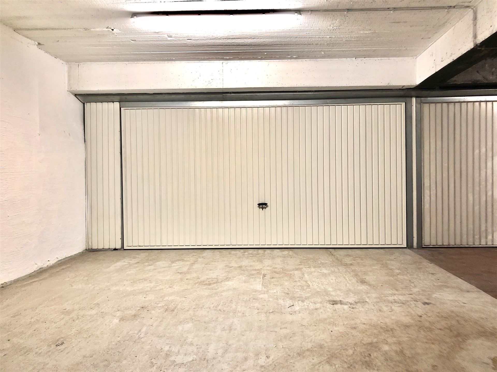 Zeer gunstig gelegen, ruime garagebox te koop helemaal in het centrum van de bruisende stad Mortsel. foto 3