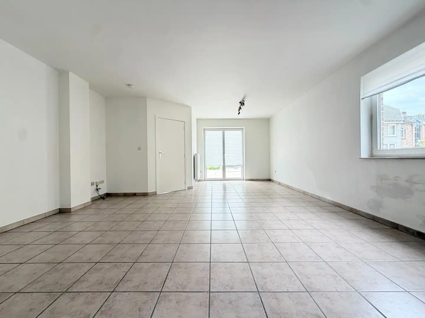 Netjes gerenoveerd 1-slaapkamer appartement met ruime kelder en inpandige garage foto 9