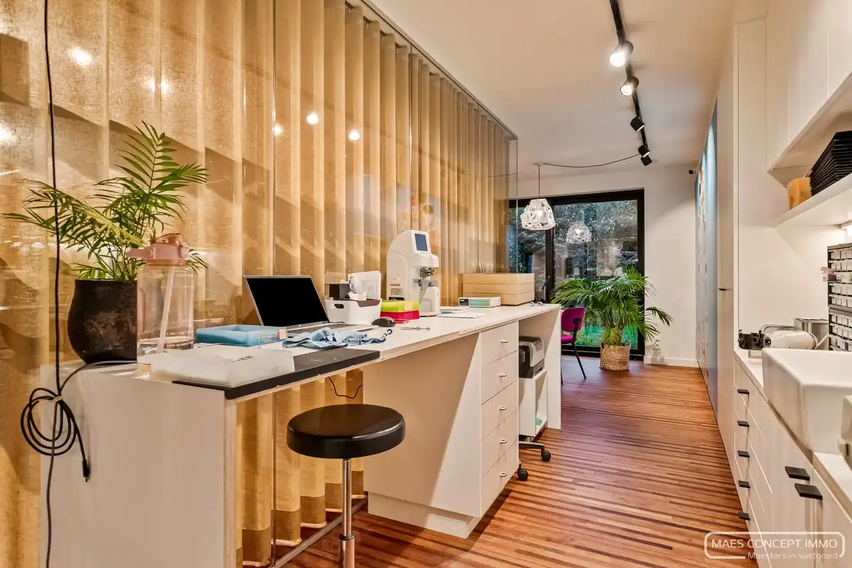 Te koop handelspand op top locatie met bovenliggend ruim appartement foto 6