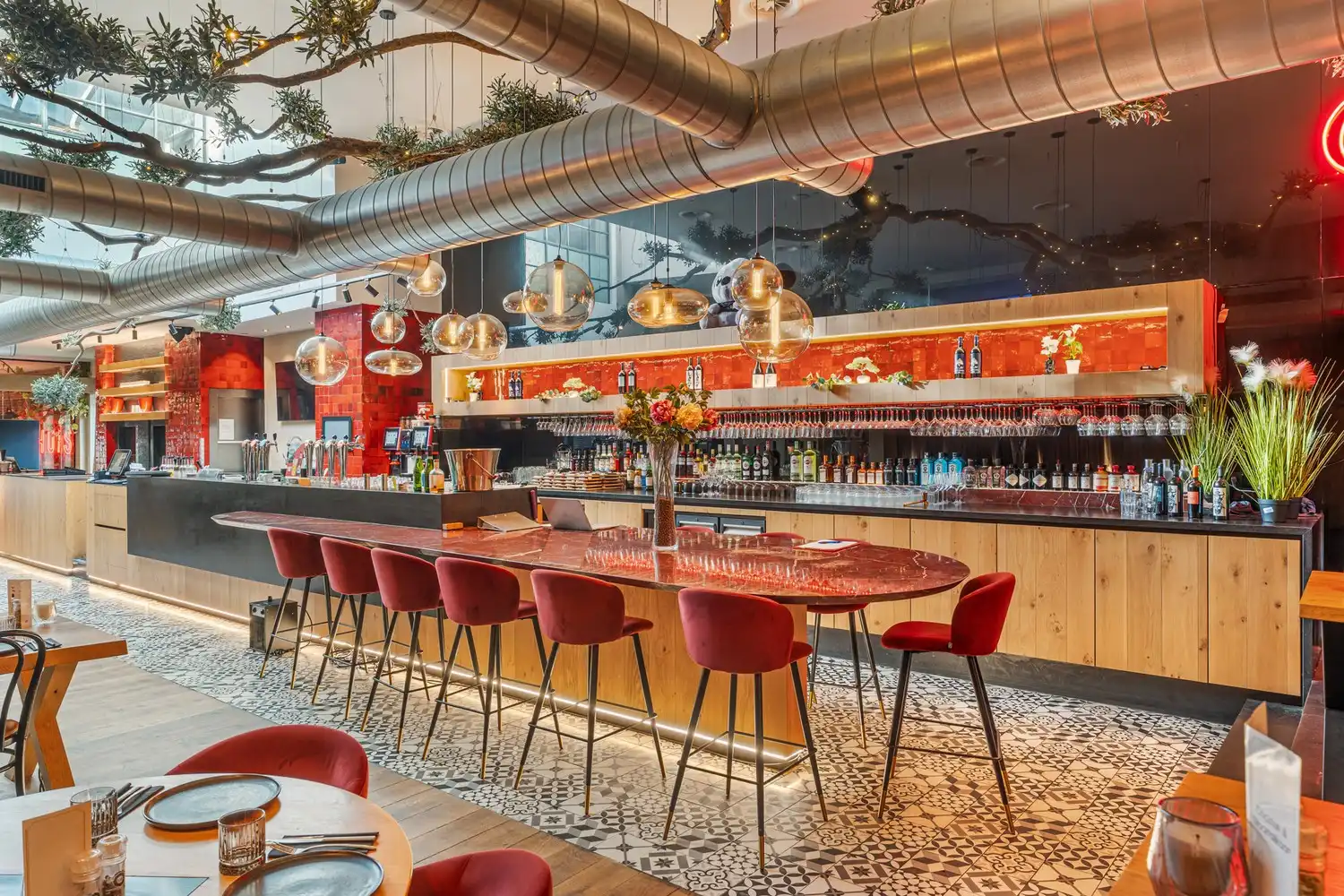 Investeringspand met stabiele huurder op topligging in Sint-Truiden (uitbating blijft behouden) foto {{pictureIndex}}