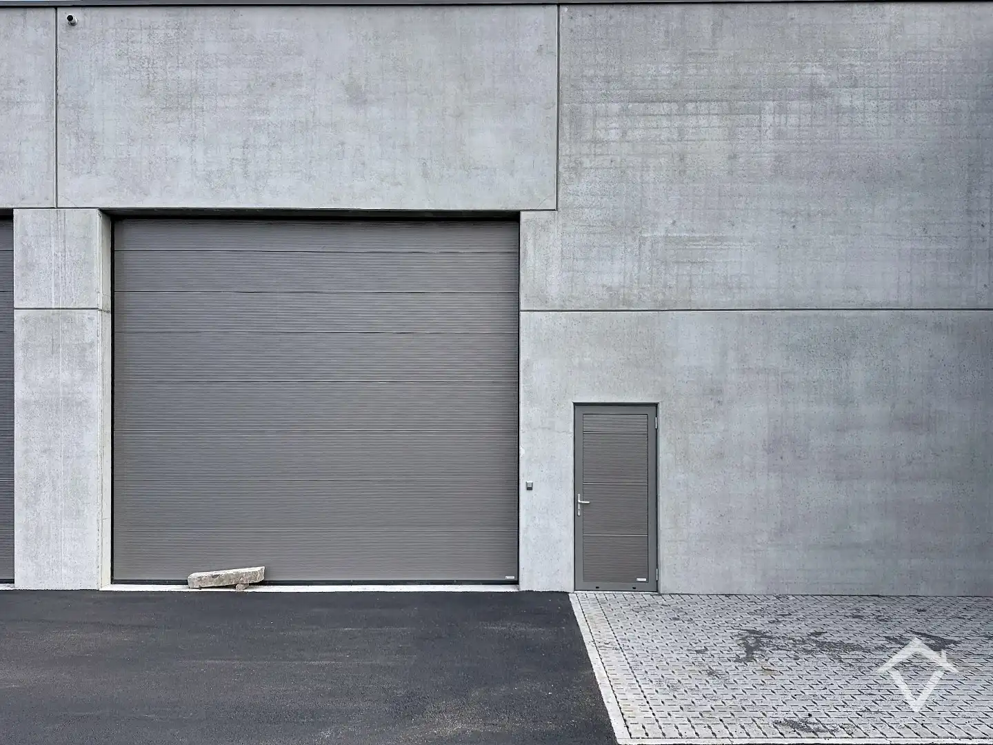 Nieuwbouw loods KMO-UNIT te koop – 256 m² met 1 parkeerplaats inbegrepen op de industriezone te Aartrijke foto {{pictureIndex}}