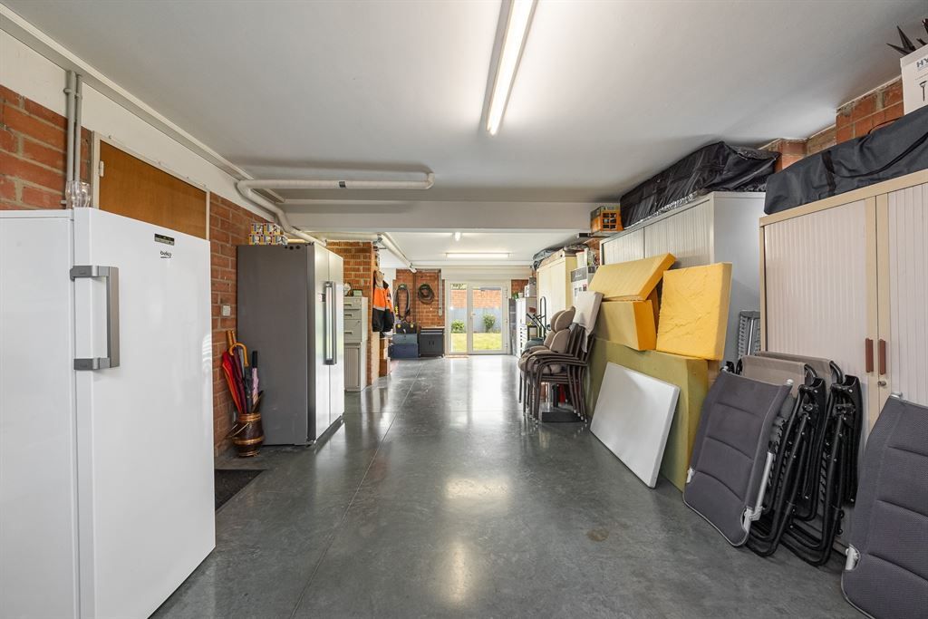 Woning vol potentieel met grote zonnige tuin foto 18