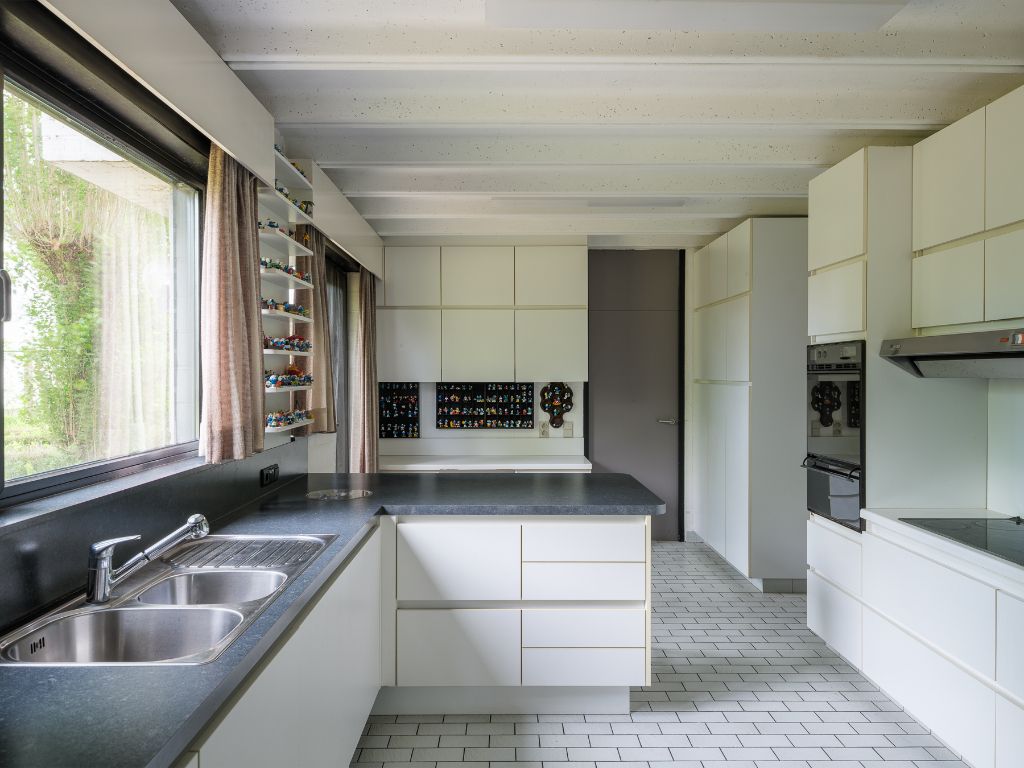Vrijstaande modernistische villa te Zomergem op een uitzonderlijk perceel van 2.595m². foto 8