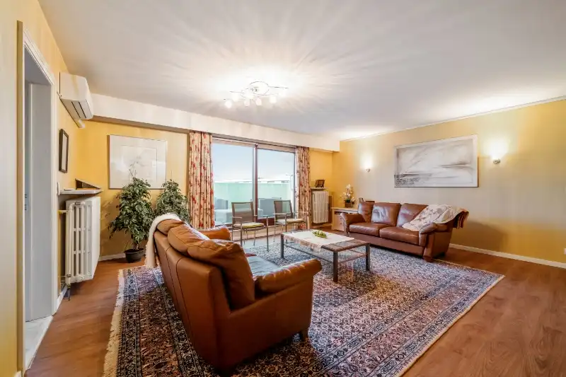 Roeselare-stadskern. PENTHOUSE op 6de verdieping aan het Coninckplein gelegen, met 2 slaapkamers, ochtendterras en avondterras. Een pareltje met unieke ligging ! foto 7