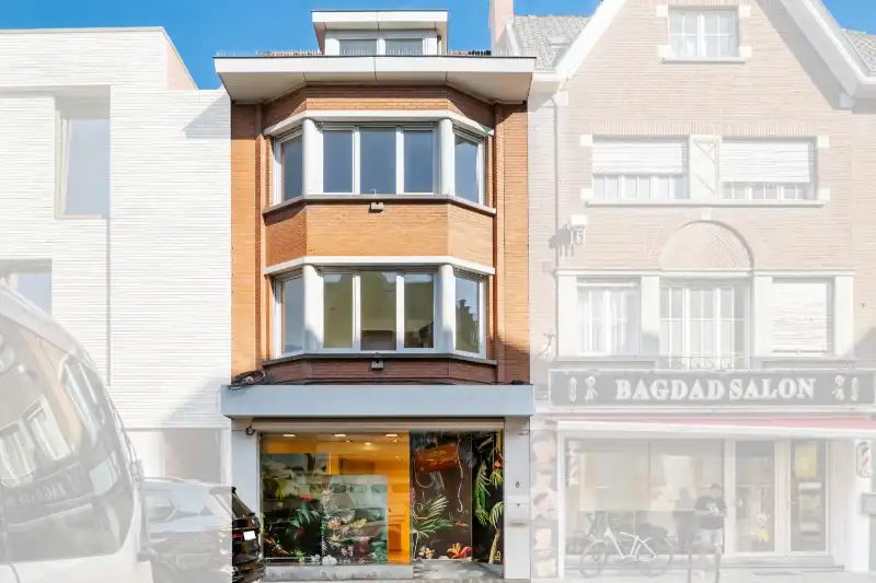 Roeselare-Manestraat. Multifunctioneel handelspand : gelijkvloerse handelsruimte met etalage en + 3 verdiepingen appartement / extra workspace.  Dichtbij de markt en alle parkeerplaatsen. foto {{pictureIndex}}