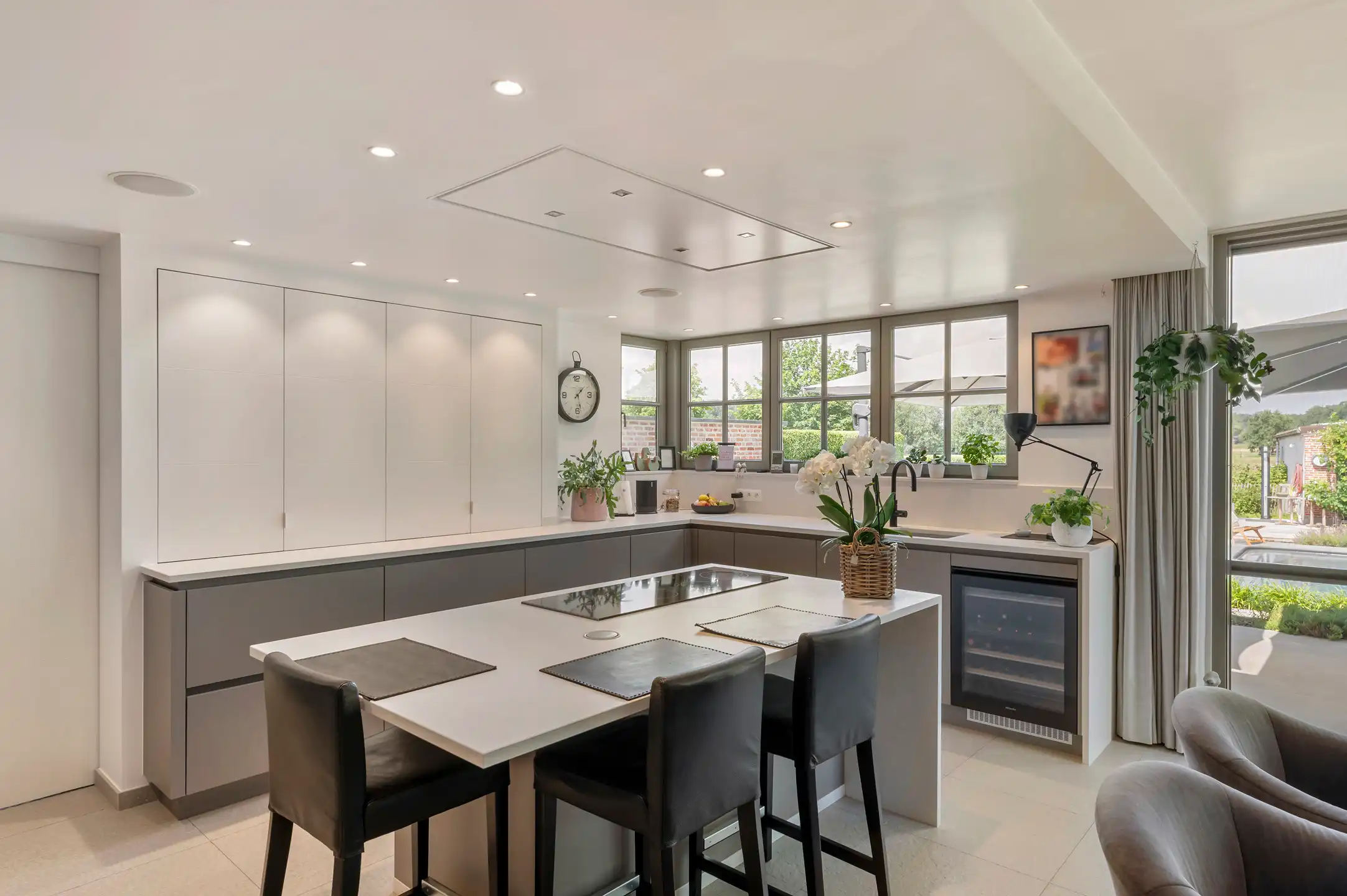 Volledig gerenoveerde woning met 5 slaapkamers, zwembad en prachtig aangelegde tuin op 1.643 m². foto 9