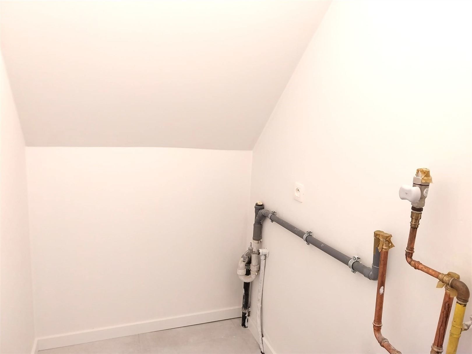 TE HUUR: Volledig gerenoveerd appartement met 1 slaapkamer te Munsterbilzen! foto 10