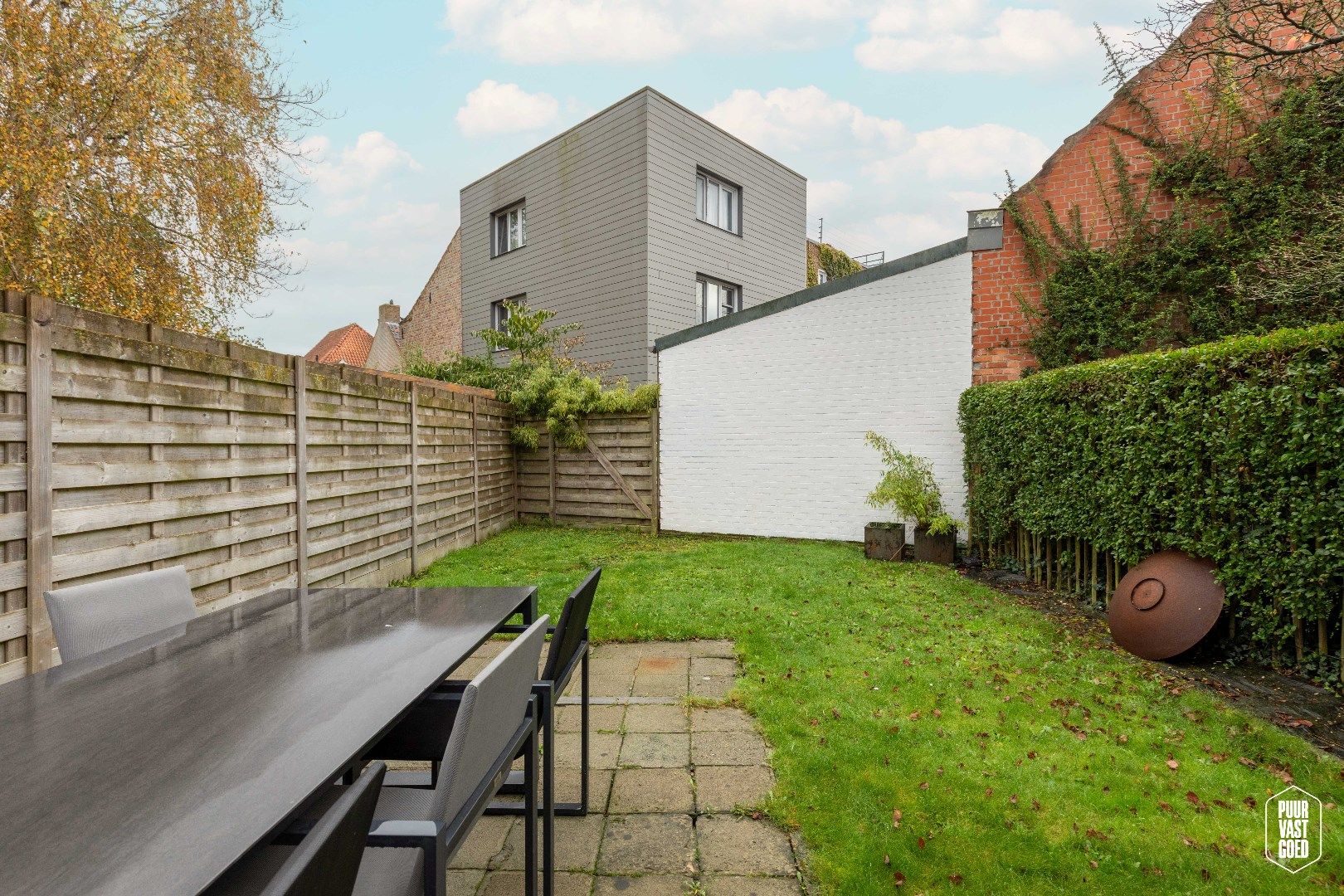 Grotendeels vernieuwde, verrassend ruime karakterwoning met zonnige tuin op enkele passen van de Smedenpoort! foto 27