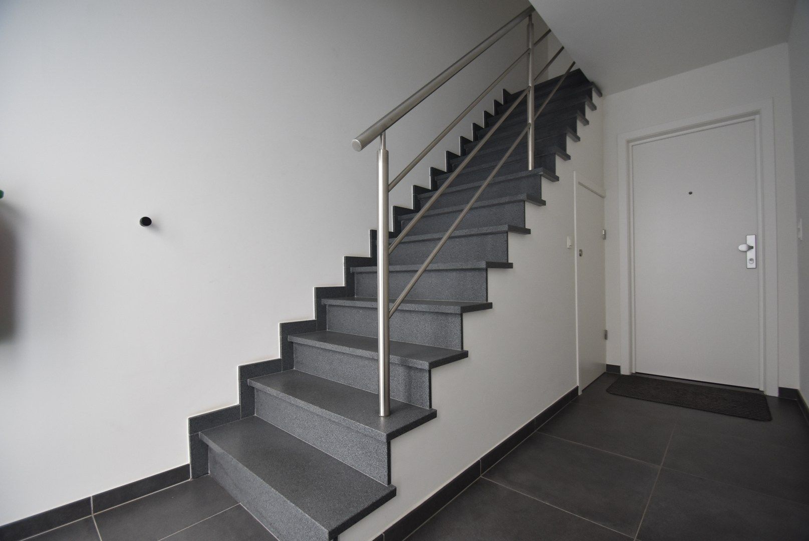 Knap ingericht  en ruim appartement met 2 slaapkamers en groot terras foto 4