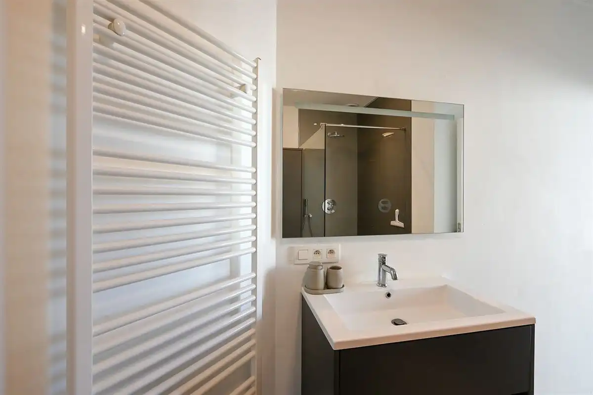 Superleuk appartement met ruime slaapkamer en apart bureel of dressing foto 13