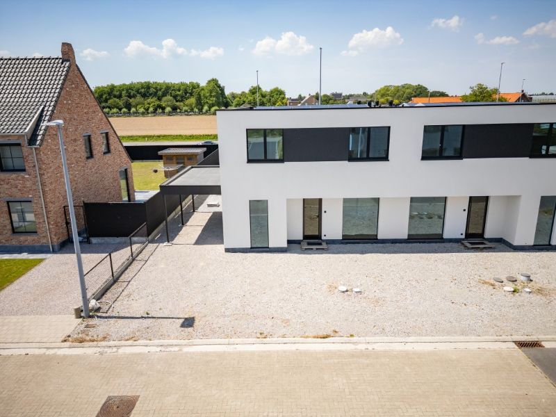 Exclusieve NIEUWBOUW DRIE-GEVELVILLA afgewerkt in duurzame materialen,  3-4 slaapkamers met dressingruimte, domotica en overal massieve eikparket. foto {{pictureIndex}}