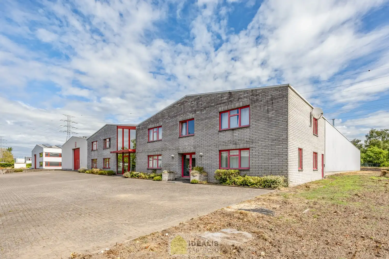 IDEALIS VASTGOED – Industrieel bedrijfsgebouw van maar liefst +-5000m² bruikbare oppervlakte, bestaande uit bedrijfshallen, kantoor- en vergaderruimtes en een appartement met een centrale ligging op industrieterrein Genk Zuid op een perceel van 10.326m² (1,03 hectare). foto 5
