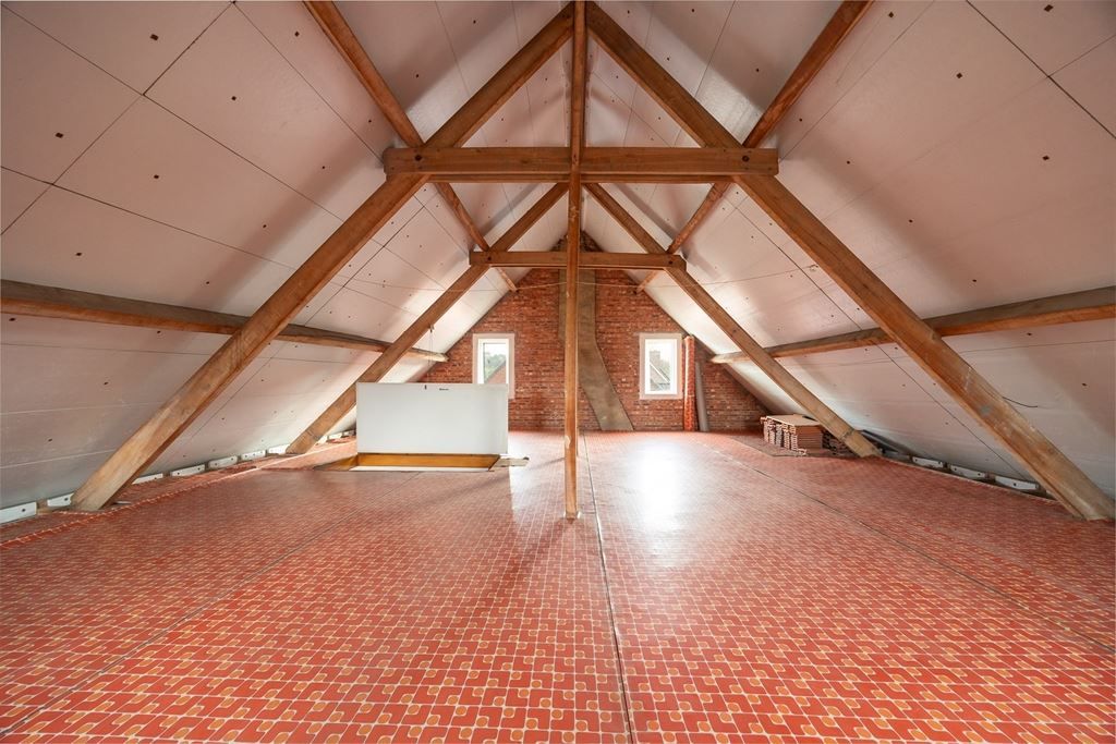 Karaktervolle woning met veel potentieel foto 28