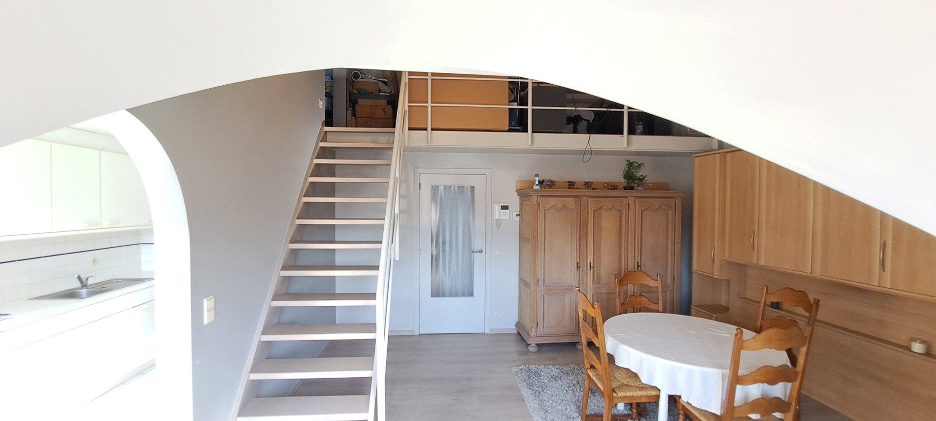 Ruim gerenoveerd duplex-dakappartement met 1 slaapkamer en mezzanine foto 4