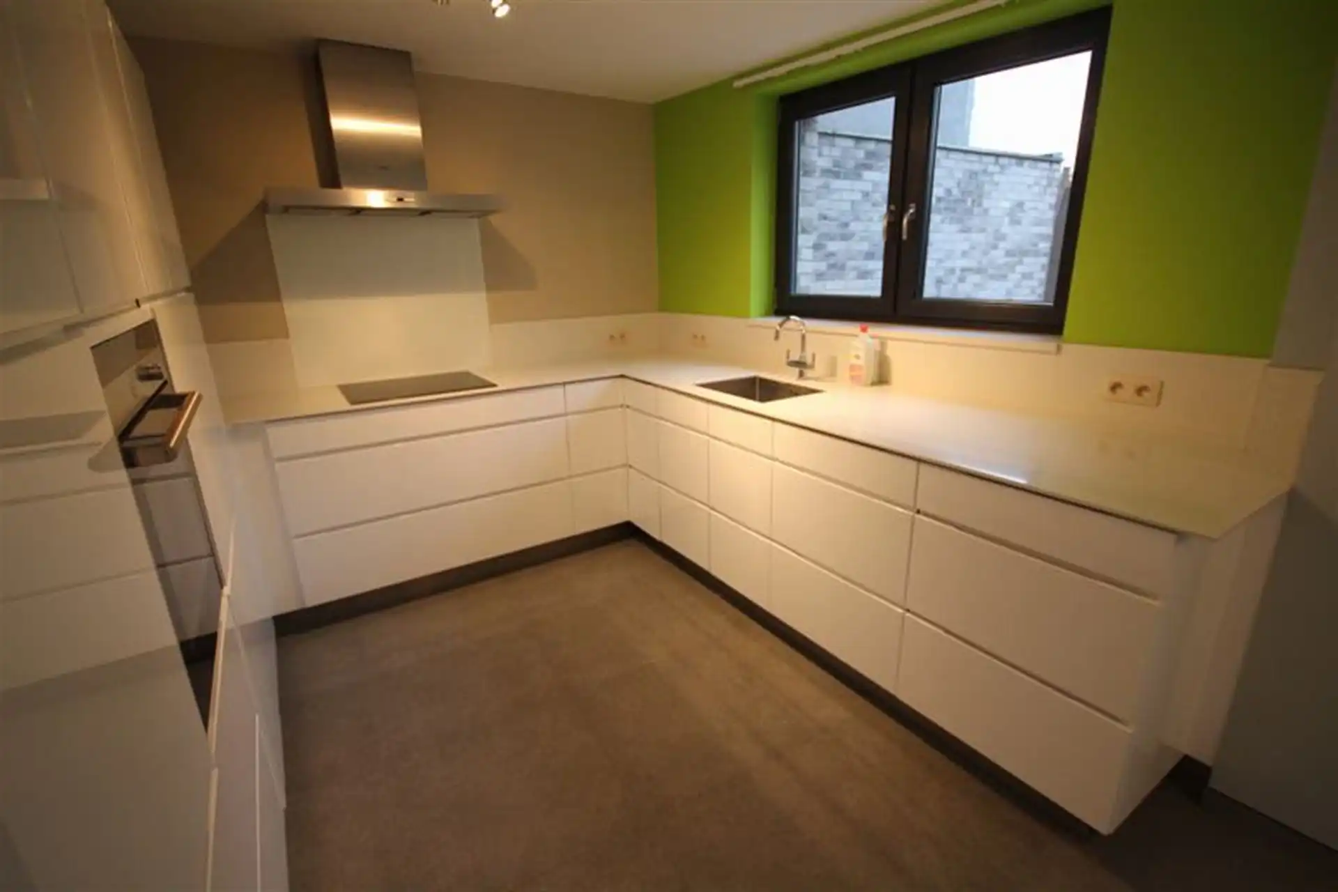 Fijn gelegen en recent gerenoveerde 4 slaapkamer woning foto 5