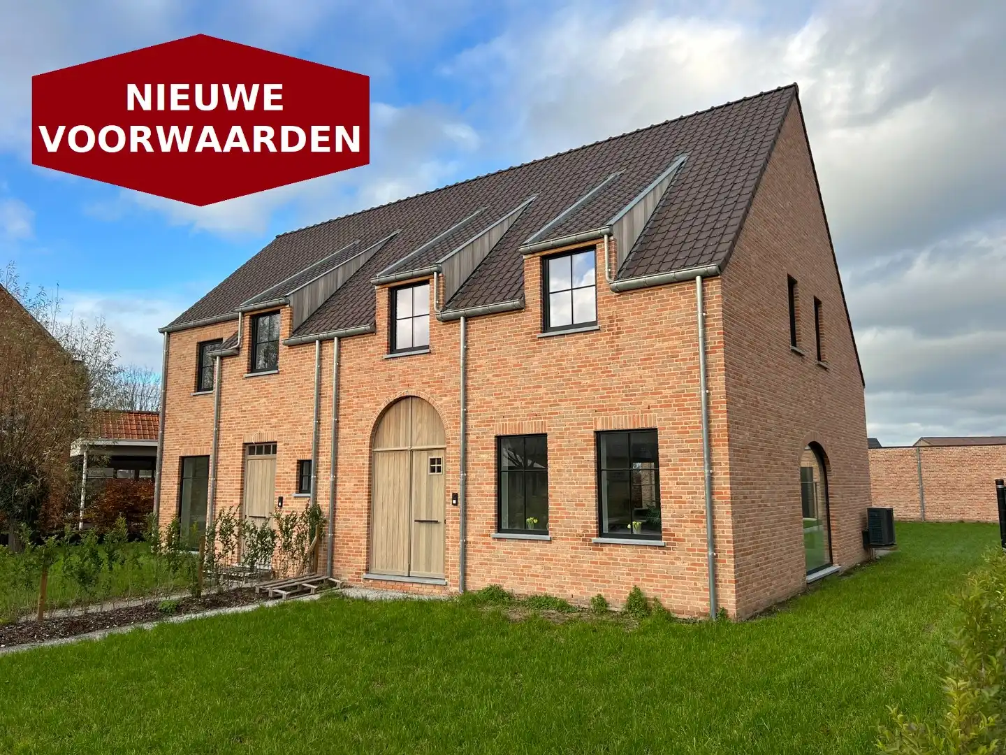 Halfopen karaktervolle nieuwbouwwoningen met tuin en dubbele garage te Elverdinge foto {{pictureIndex}}