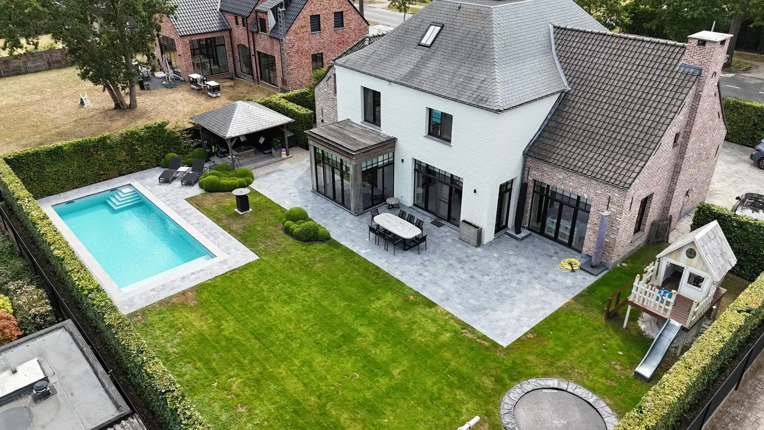 Klassevolle, recente villa (bouwjaar 2016) met hoogwaardige afwerking foto {{pictureIndex}}