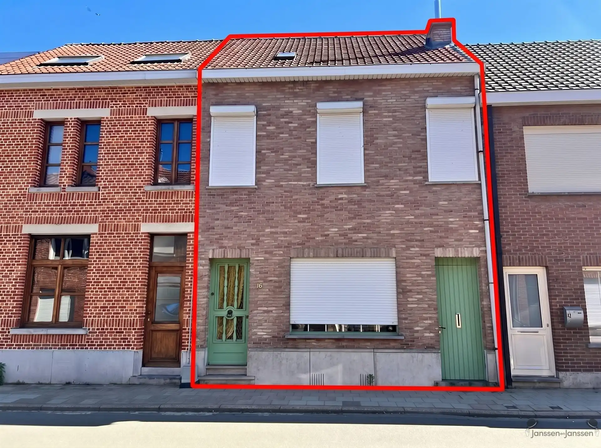 Hoofdfoto van de publicatie: centrumwoning met veel ruimte en garage.