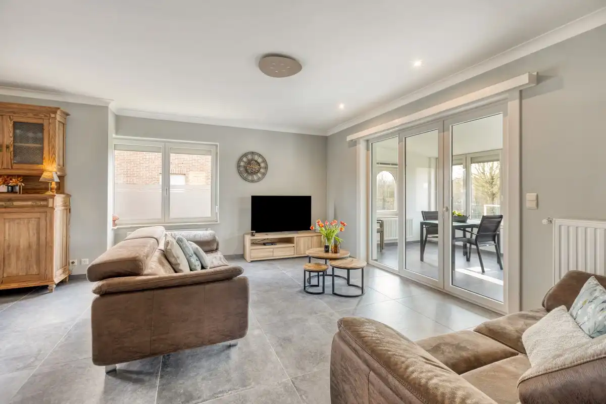 Instapklare villa met 3 slaapkamers, kantoor en garages foto 10