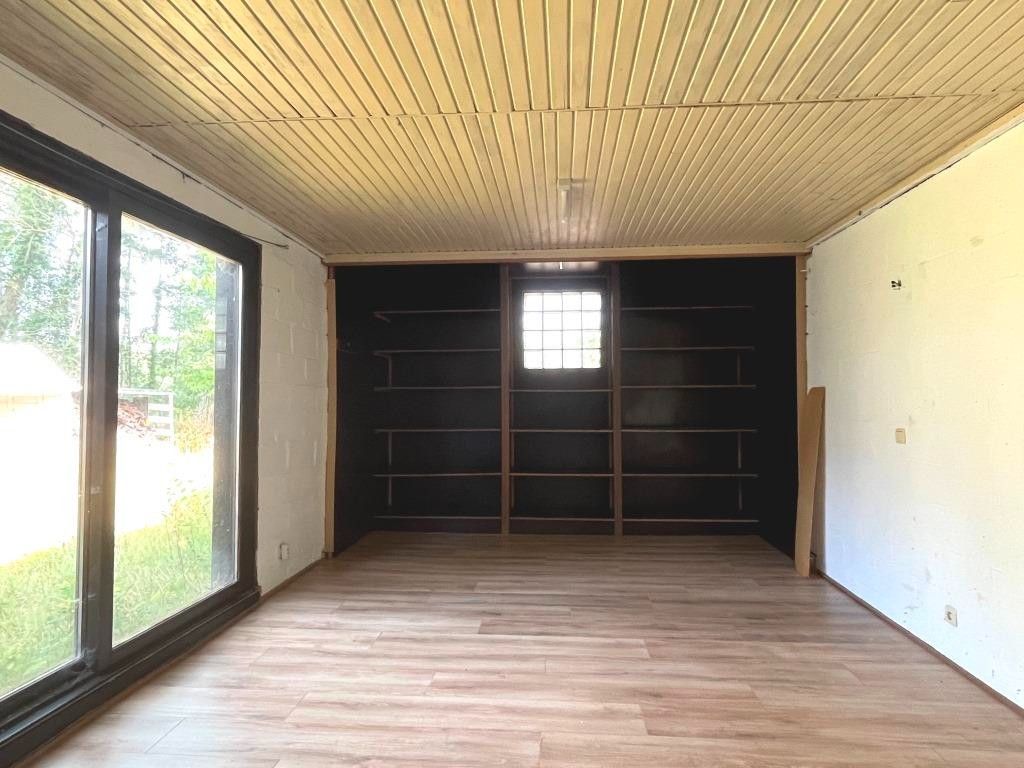 Volledig te verbouwen/slopen woning met 3 slaapkamers, inpandige garage, tuin en garagebox op een perceel van 1.154m² foto 12