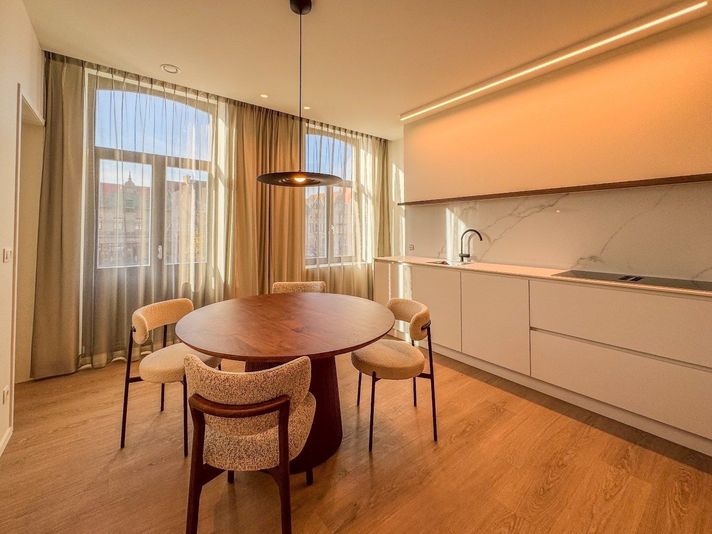 Ruim appartement met 3 slaapkamers en terras in het centrum. foto 6