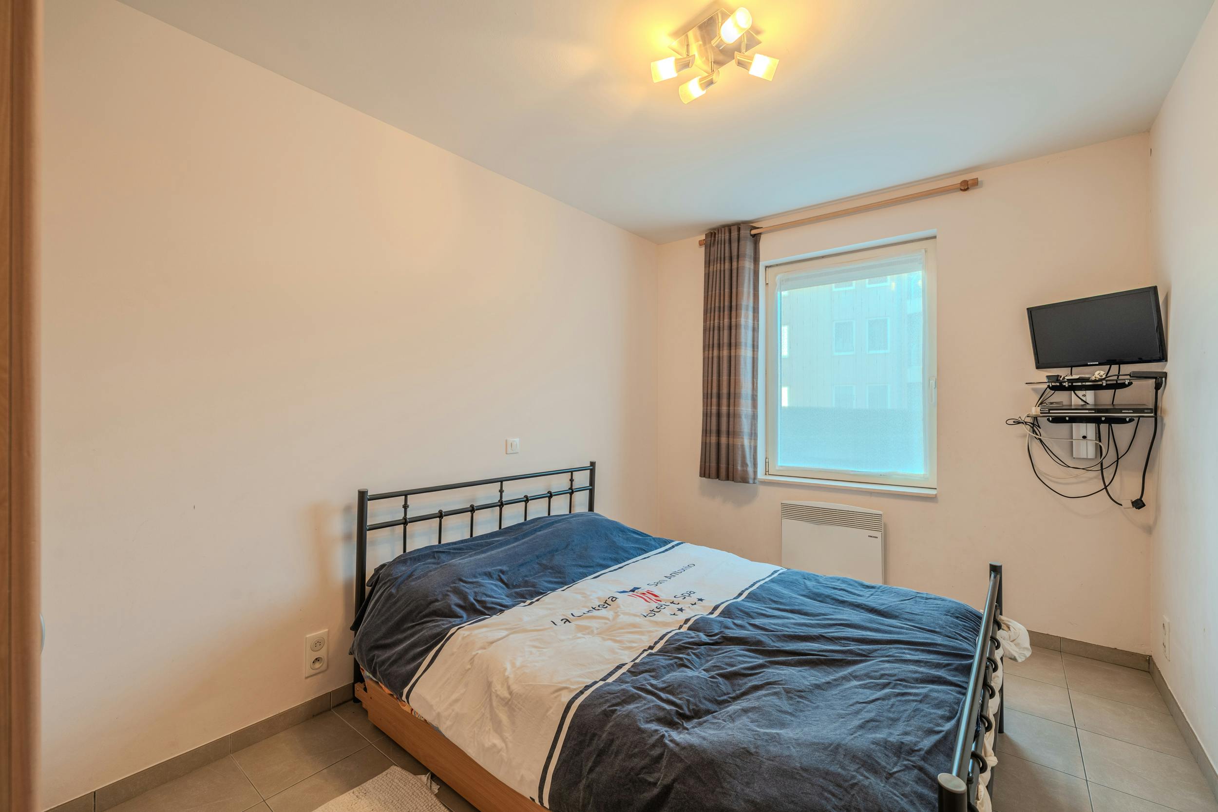 Ruim twee slaapkamer appartement met zongerichte tuin! foto 10