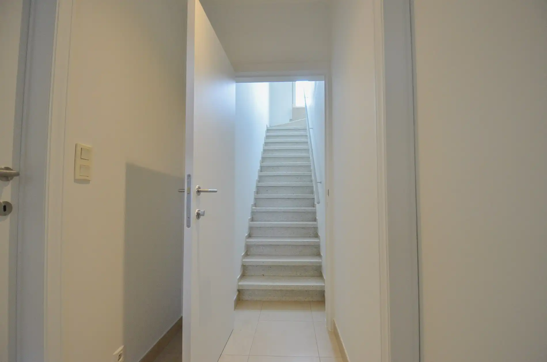 Ruime woning met ruime terrassen en een inpandige garage gelegen nabij de keuvelhoekstraat. foto 9