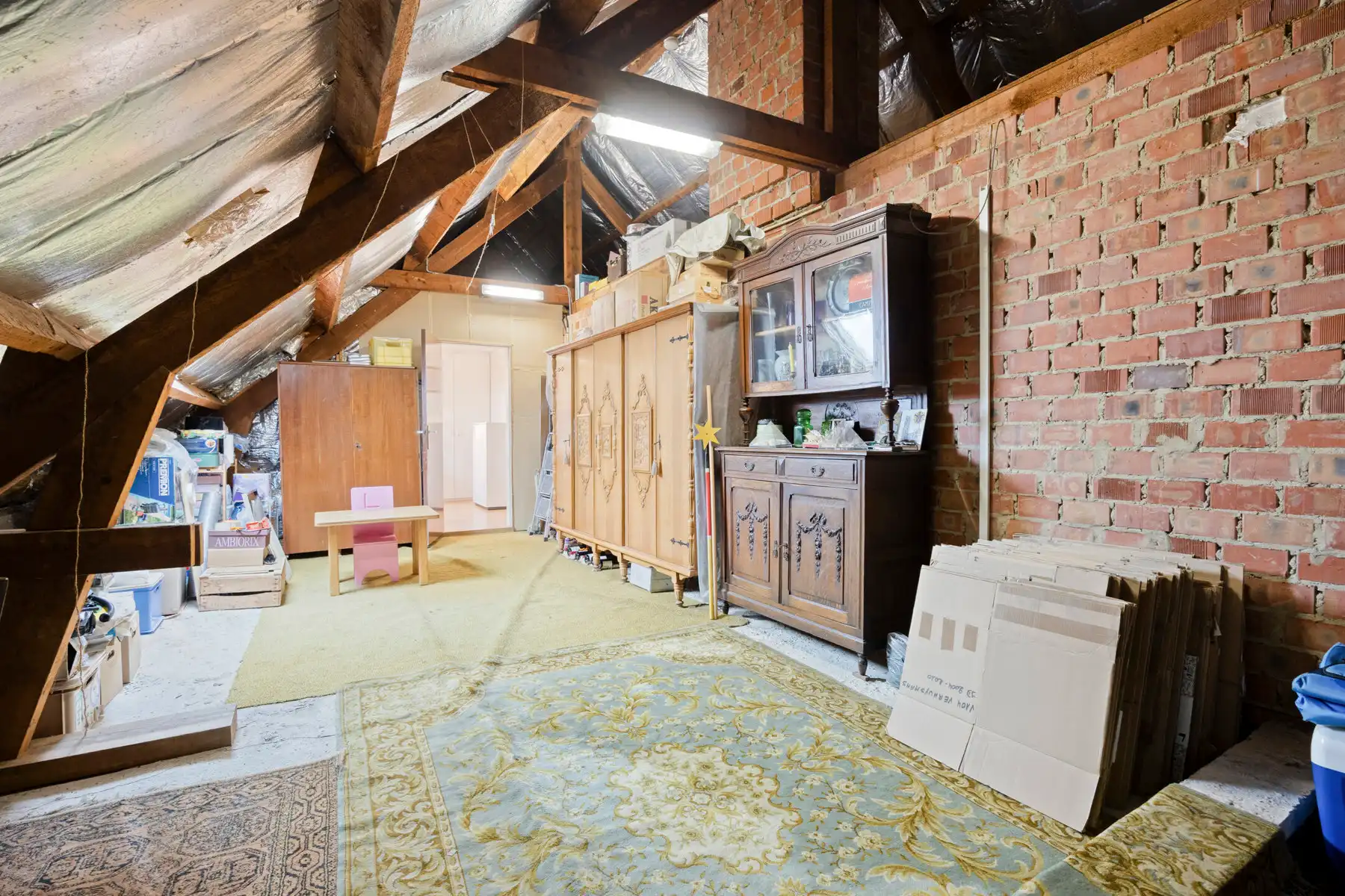 Karaktervolle woning met omheinde tuin en veel staanplaatsen foto 24
