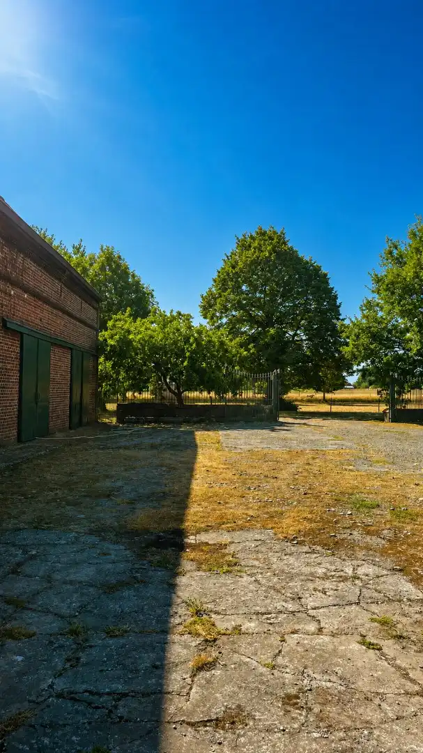 Unieke erfgoedhoeve met dreef, bijgebouwen en landelijke vergezichten foto 34