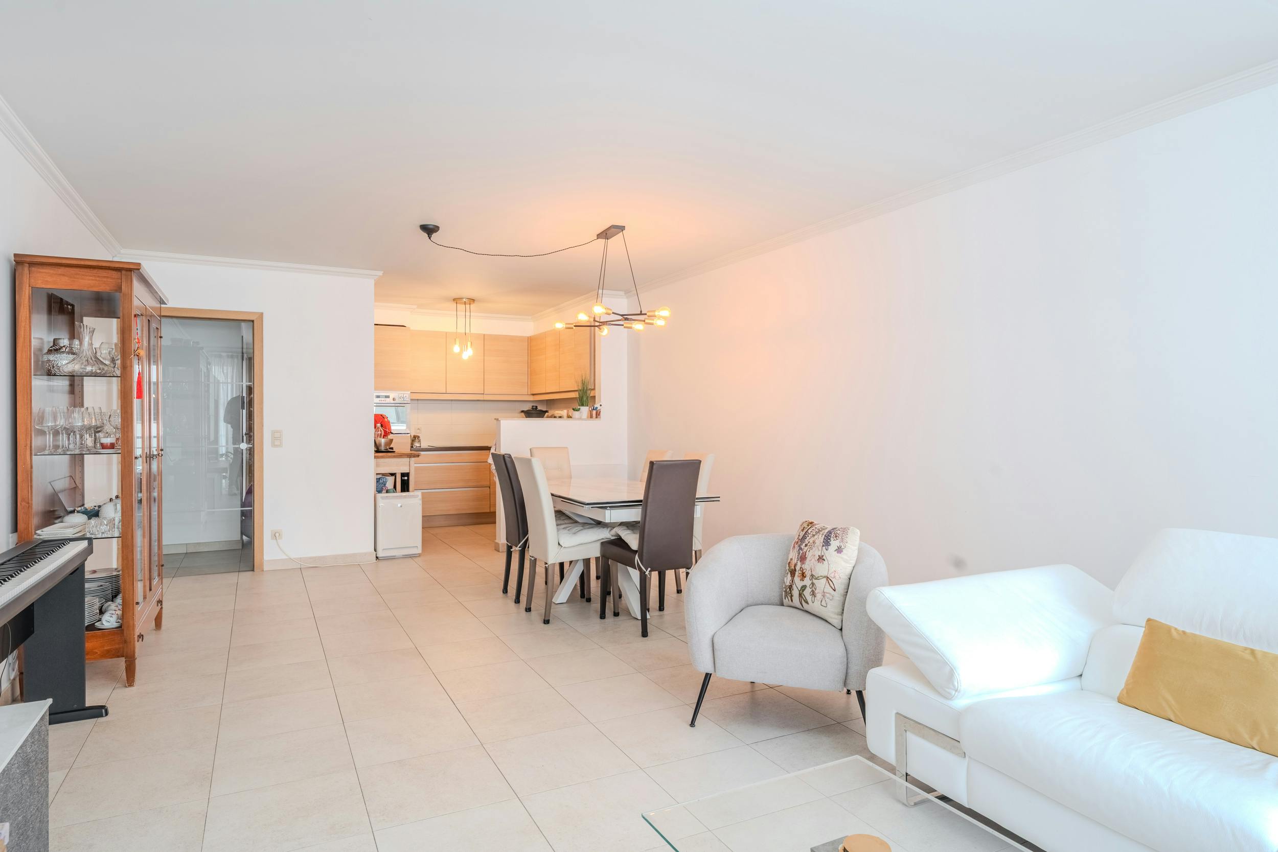 Instapklaar 2-slaapkamerappartement met terras in Oostende foto 7