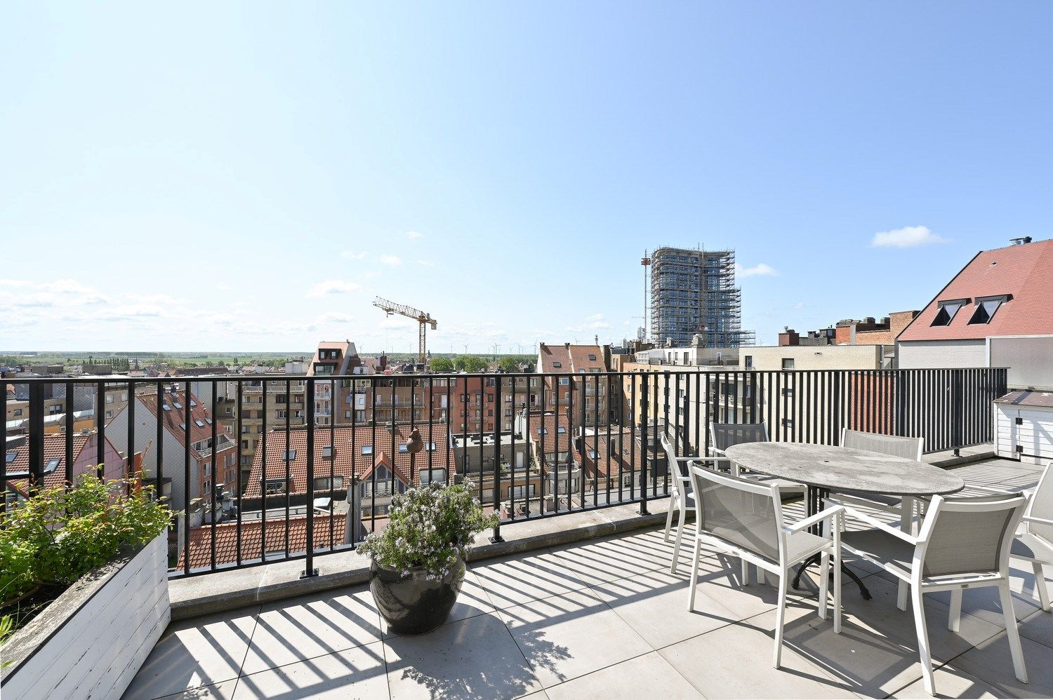 Uitzonderlijk gerenoveerd penthouse met frontaal zeezicht (gevelbreedte 11m) met  riante terrassen (circa. 77m²) gelegen op enkele passen van het Heldenplein.  foto 15