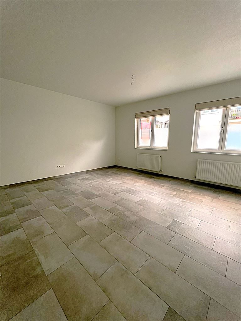 Instapklaar appartement met 1 slaapkamer+(kantoor/hobbykamer), gelegen in het centrum van Maaseik. foto 3