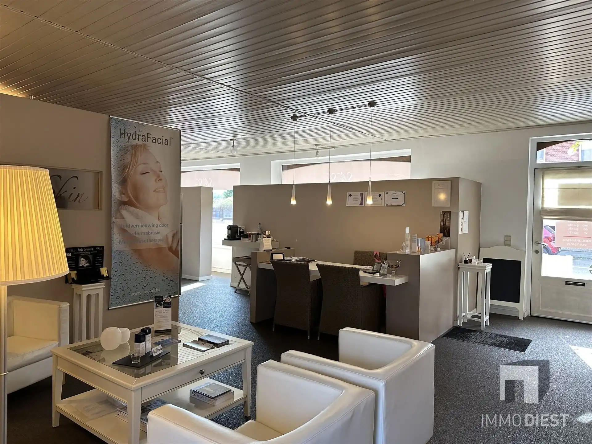 Handelshuis of woning met parking/tuin achteraan foto 8