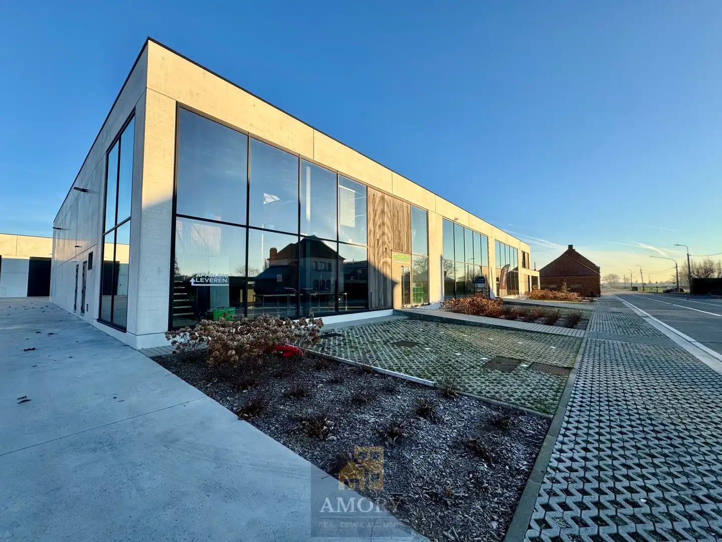 Recente KMO unit met grote etalageramen en 5 parkeerplaatsen! foto {{pictureIndex}}