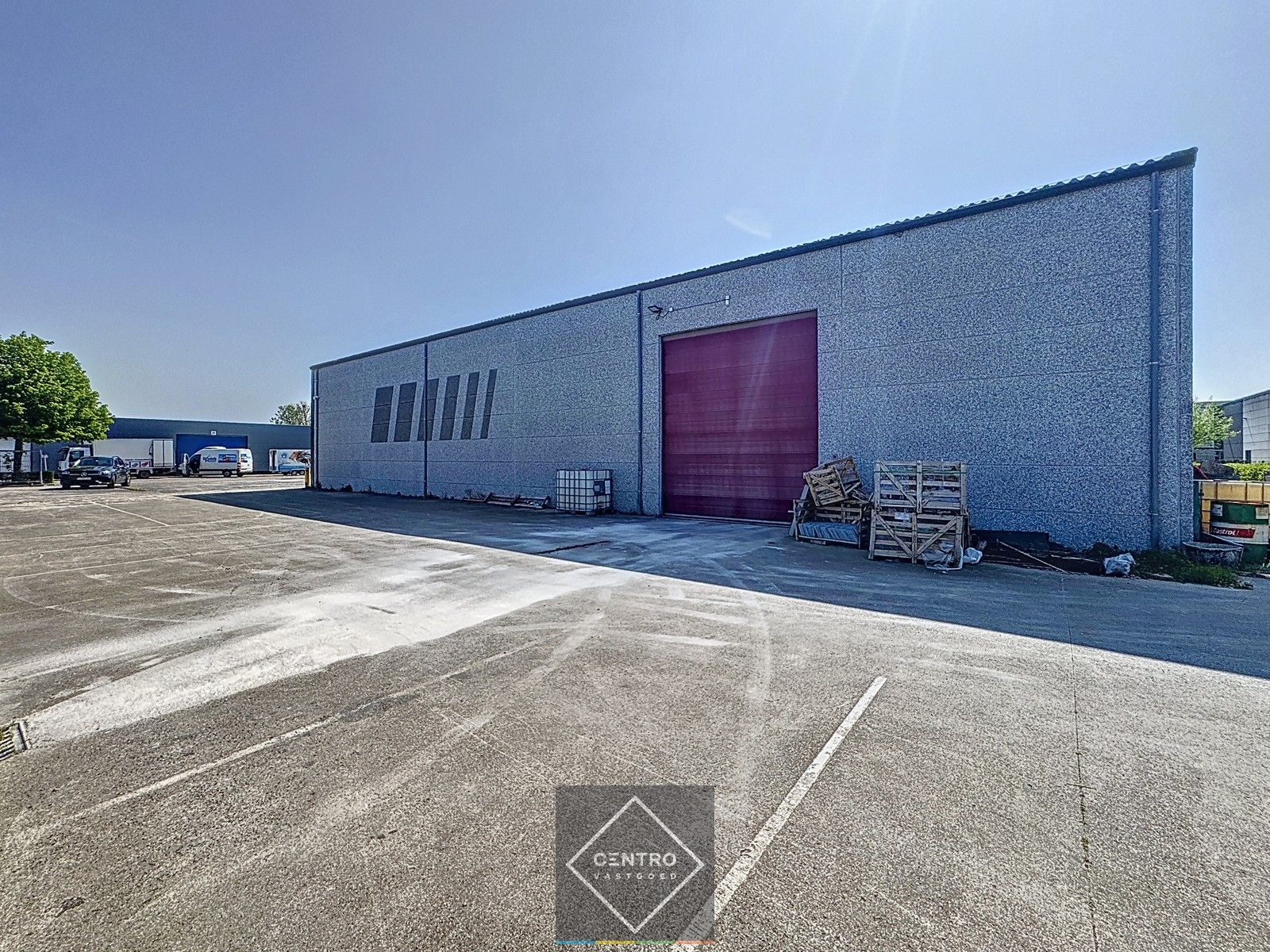 Magazijn (200m2)  met bureem + buitenterrein (circa 250m2)! foto {{pictureIndex}}