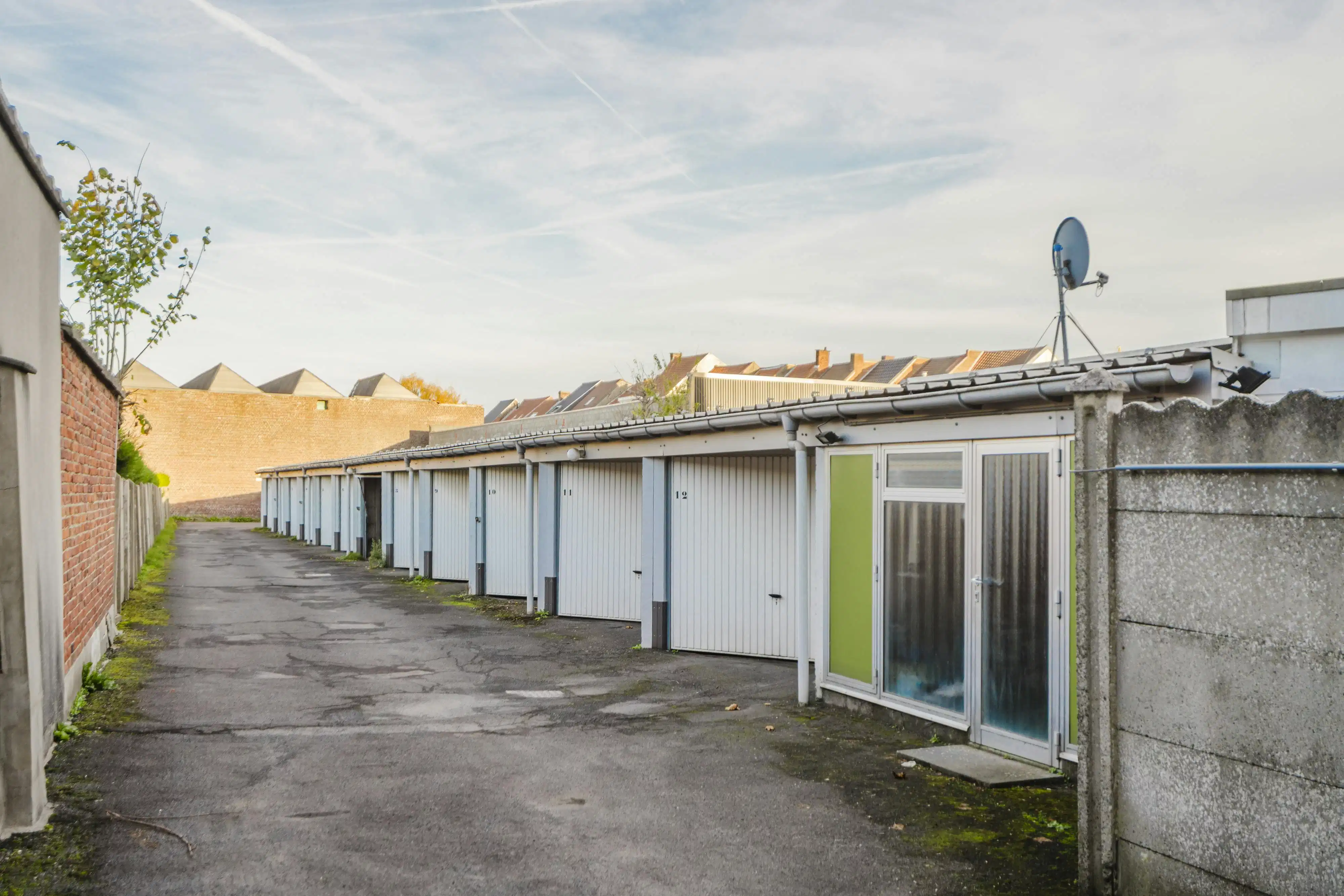 Opbrengsteigendom bestaande uit 12 garages, huis en appartement foto 17