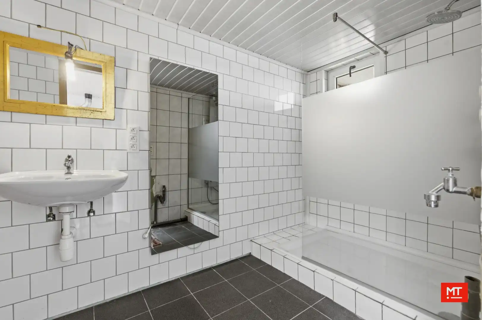 Ruime, instapklare woning met 4 slaapkamers en zonnige tuin in Wevelgem foto 9