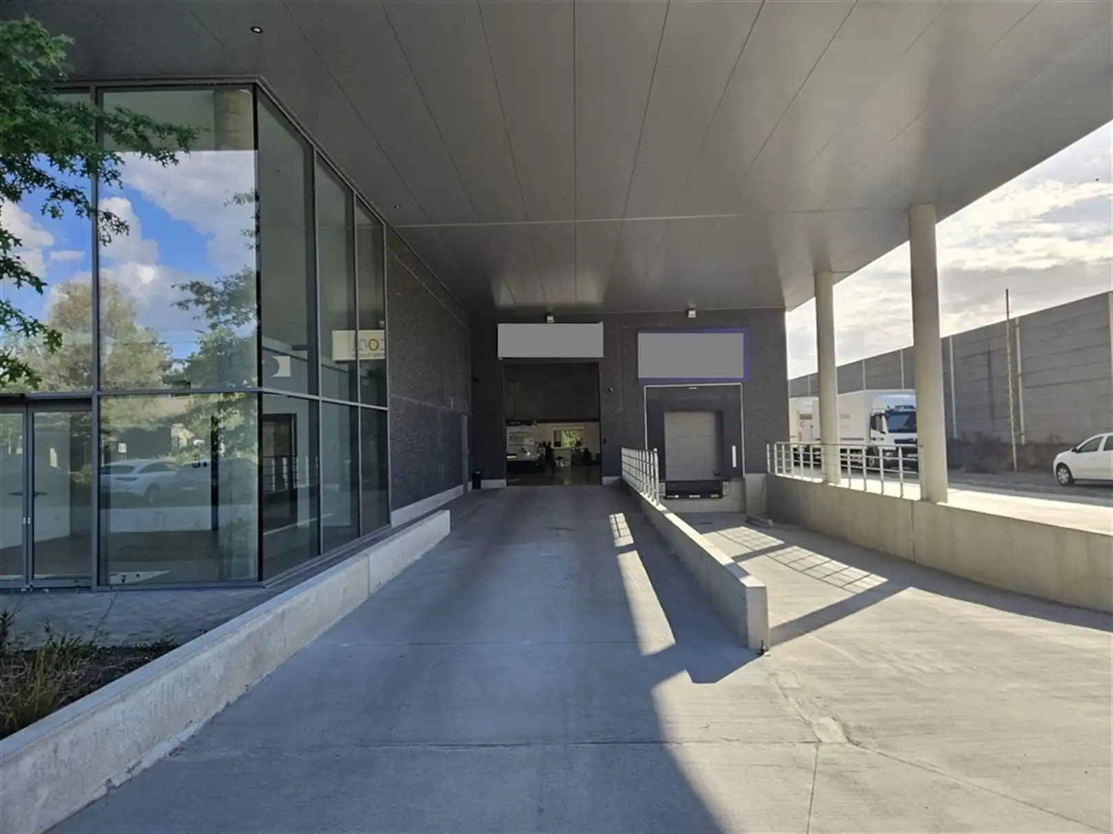 Magazijn met ingerichte kantoren foto 4