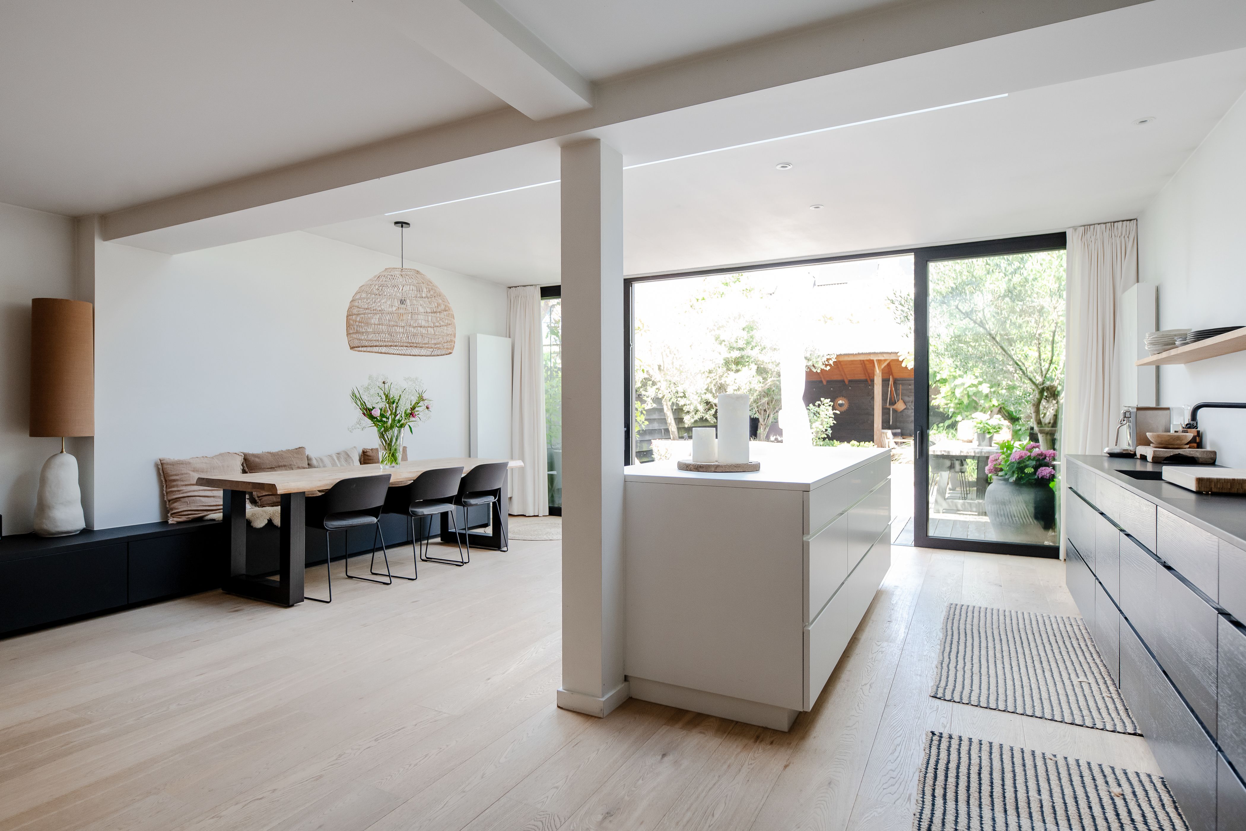 Feelgood woning met 4 slpks, 2 badk en prachtige tuin foto 3