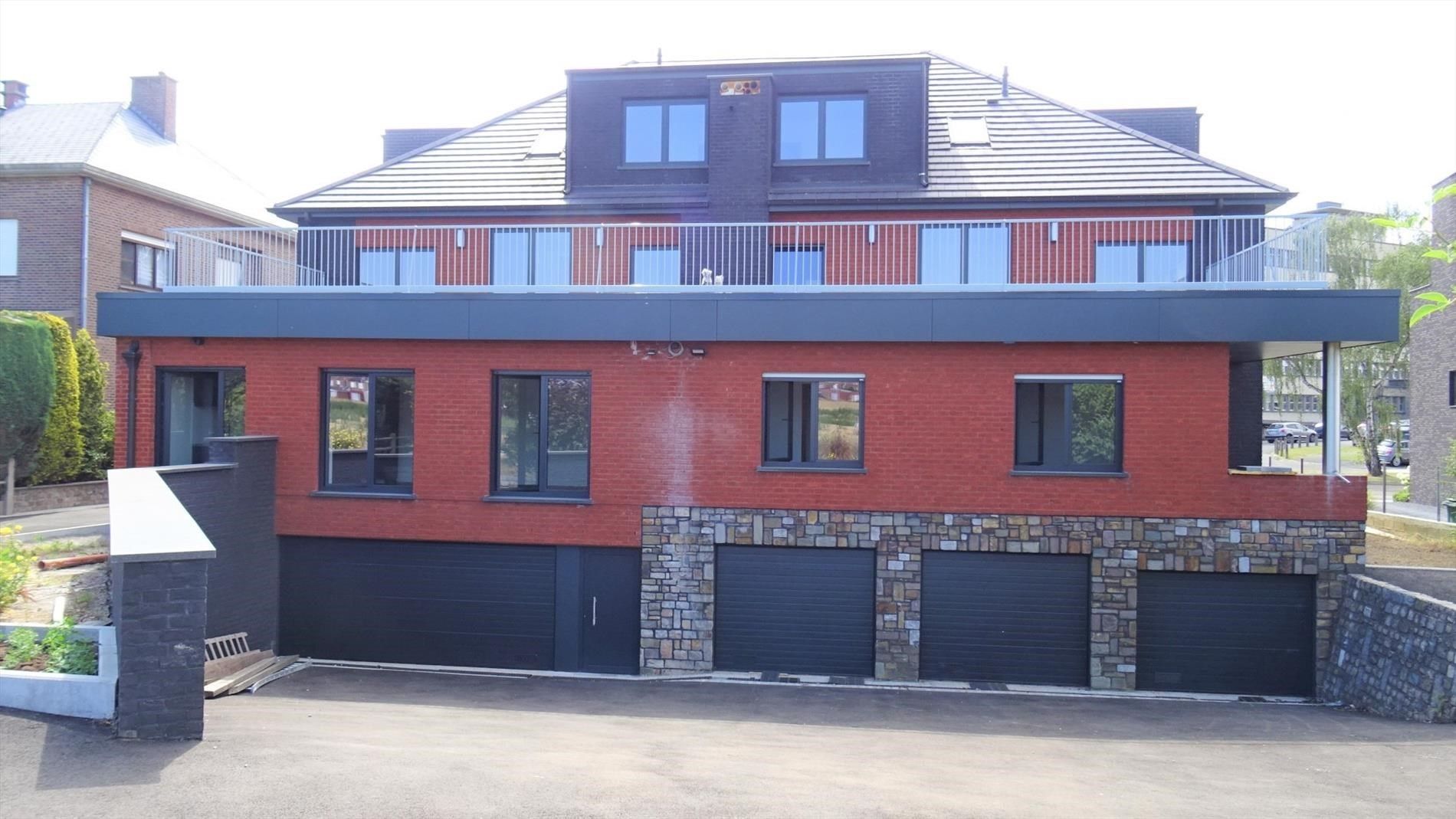 Goed gelegen duplex met 2 slpks, terras en autostaanplaats foto 2
